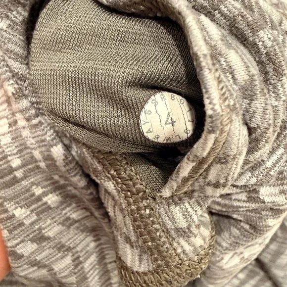 lululemon athletica Gray and White Textured Leggings - Picture 3 of 6